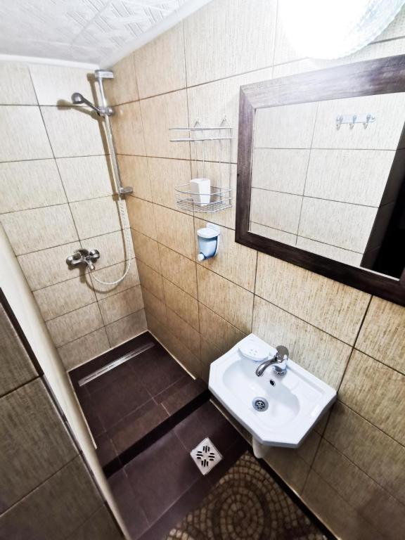 סינאיה Shelby Accommodation -Adult Only- מראה חיצוני תמונה