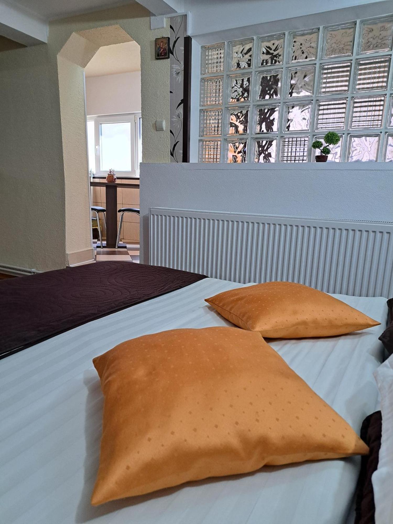 סינאיה Shelby Accommodation -Adult Only- מראה חיצוני תמונה
