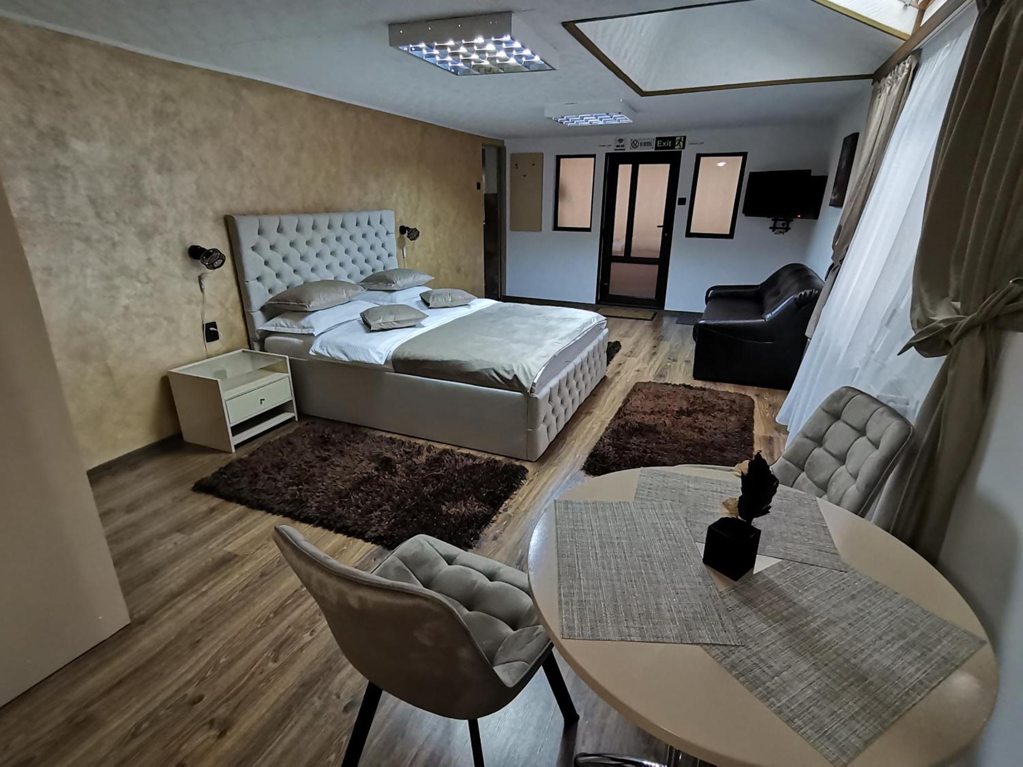 סינאיה Shelby Accommodation -Adult Only- מראה חיצוני תמונה