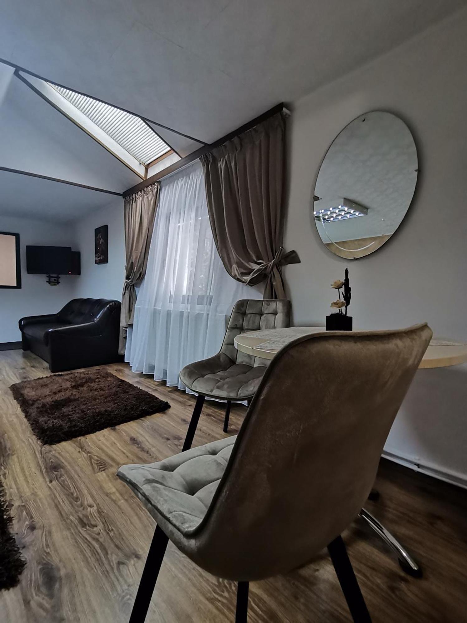 סינאיה Shelby Accommodation -Adult Only- מראה חיצוני תמונה