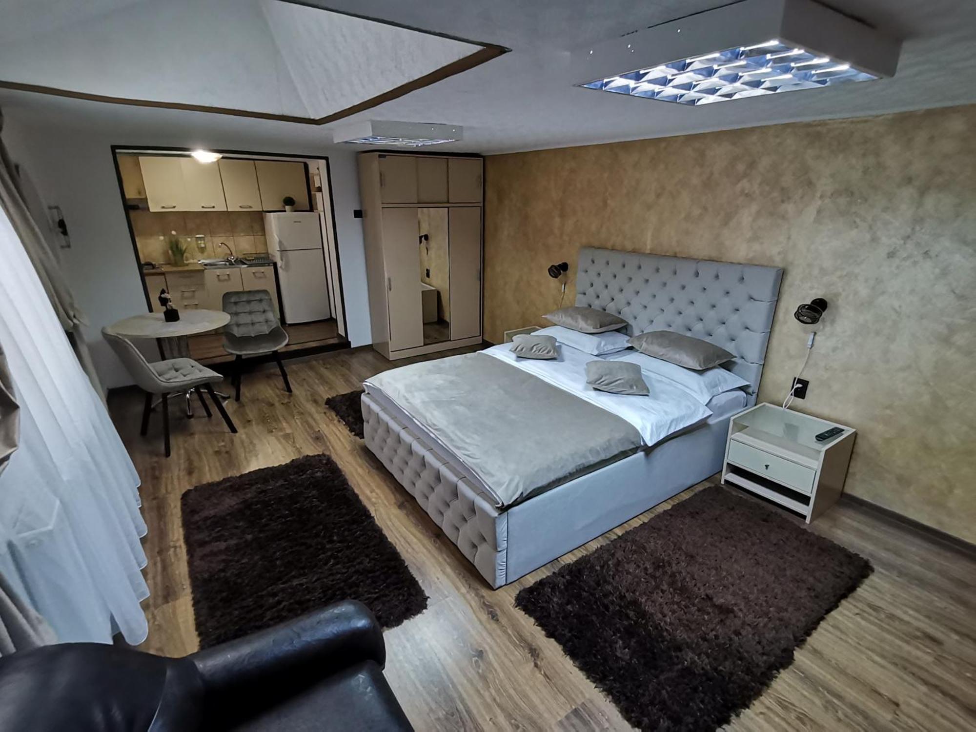 סינאיה Shelby Accommodation -Adult Only- מראה חיצוני תמונה