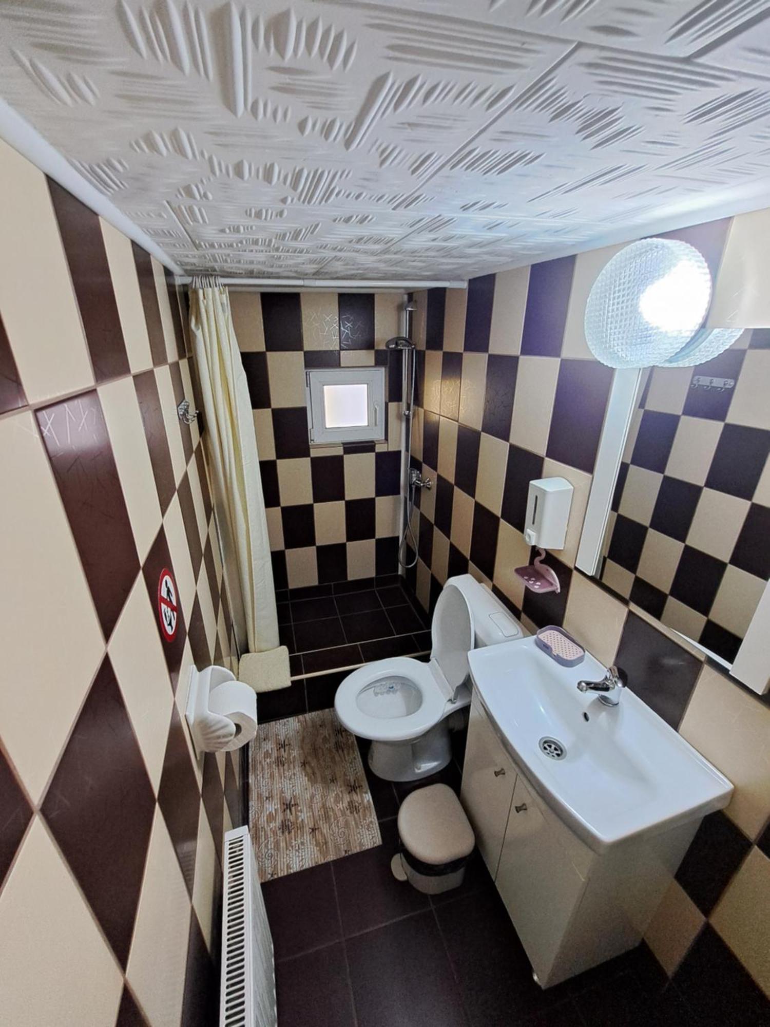 סינאיה Shelby Accommodation -Adult Only- מראה חיצוני תמונה