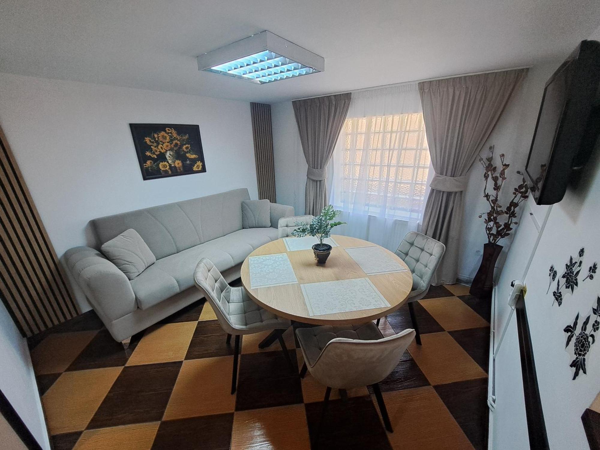 סינאיה Shelby Accommodation -Adult Only- מראה חיצוני תמונה