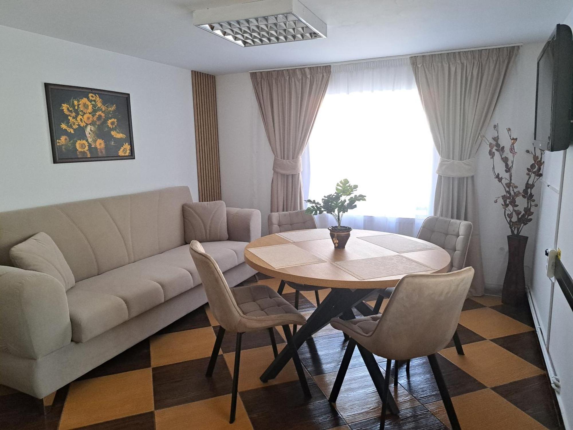 סינאיה Shelby Accommodation -Adult Only- מראה חיצוני תמונה