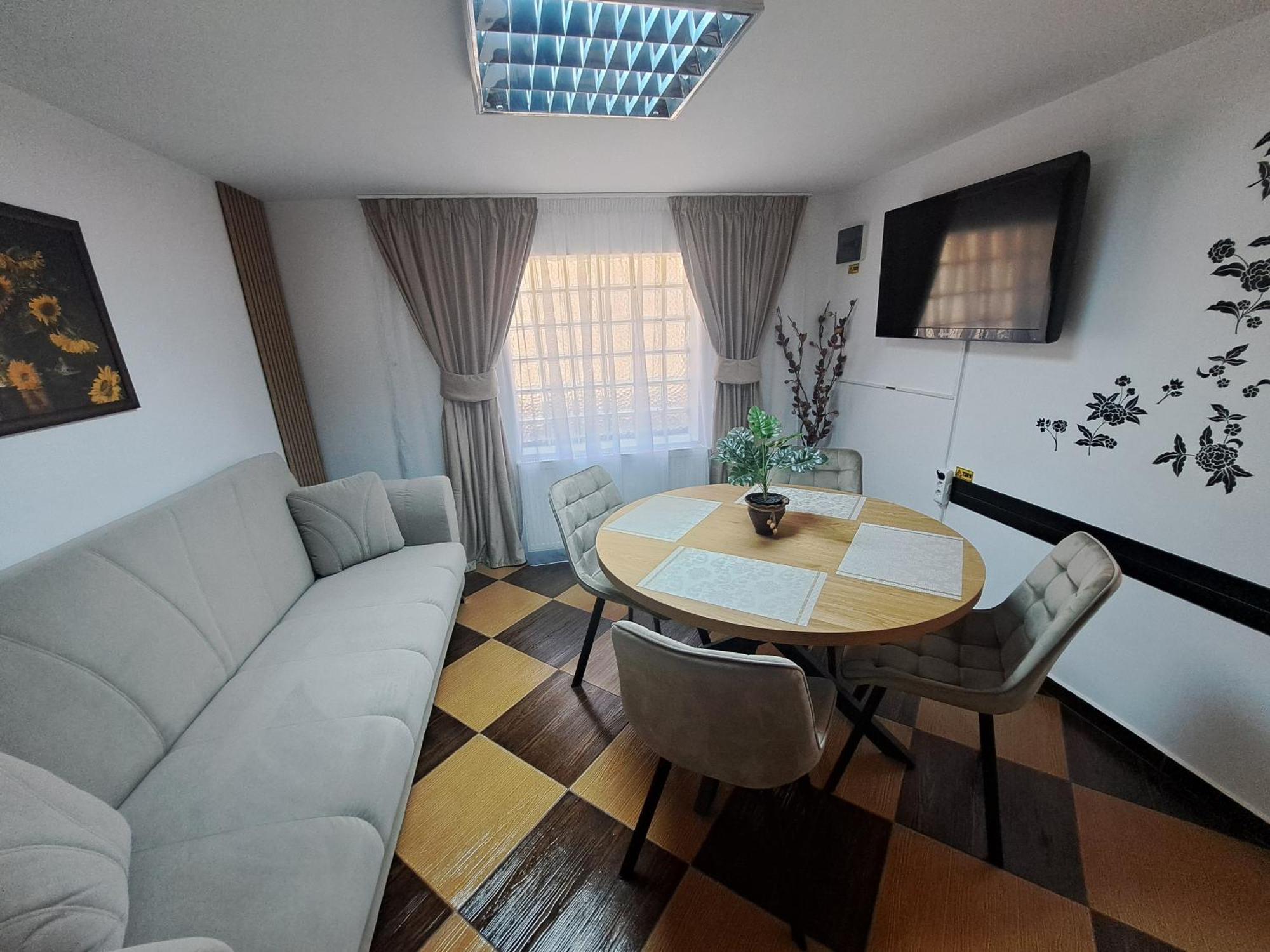 סינאיה Shelby Accommodation -Adult Only- מראה חיצוני תמונה