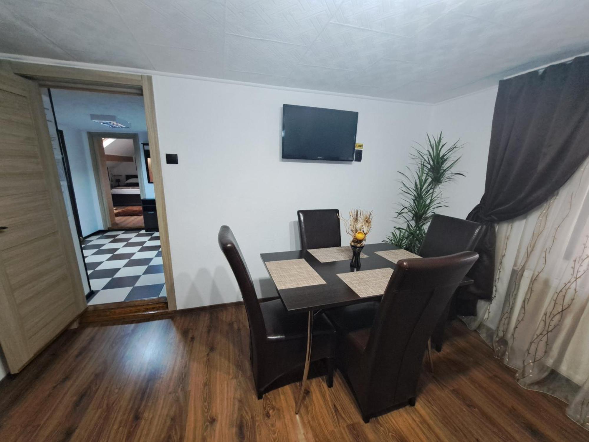 סינאיה Shelby Accommodation -Adult Only- מראה חיצוני תמונה
